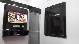 焦特布尔Royal Panorama的壁挂式平面电视,带有视频游戏