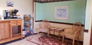 兰开斯特兰开斯特经典酒店的一间厨房,内设两把椅子和一张桌子