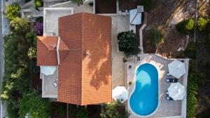 苏曼婷Villa Katja的享有带游泳池的别墅的顶部景致