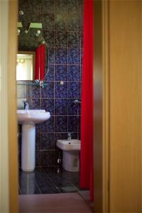 JiršovciTourist Farm Rooms Lovrec的一间带水槽、卫生间和红色窗帘的浴室