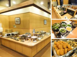 丰川市丰川因特驿前酒店的两张自助餐的照片,包括食物和其他食物