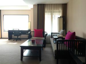 杭州杭州西溪谷君亭酒店的客厅配有粉红色的枕头和沙发