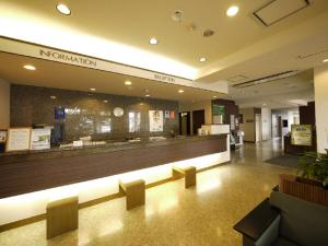 饭田市埃达路特酒店的医院大厅,设有接待台和椅子