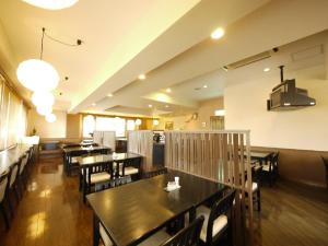 饭田市埃达路特酒店的餐厅内带桌椅的用餐室