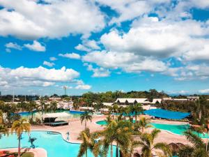 GuiguintoKlir Waterpark Resort and Hotels的享有度假村游泳池的空中景致