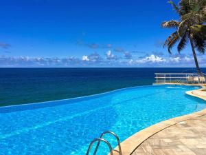 萨尔瓦多萨尔瓦多里奥福米罗美居酒店的一座背景海洋的游泳池