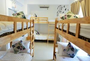 长滩岛Kamusta Boutique Hotel的宿舍间设有两张双层床。