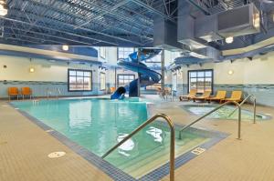 Humboldt卡纳塔洪堡酒店的一座带滑梯的室内游泳池