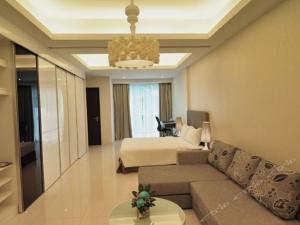 吉隆坡吉隆坡达马斯套房及公寓式酒店的客厅配有沙发和1张床