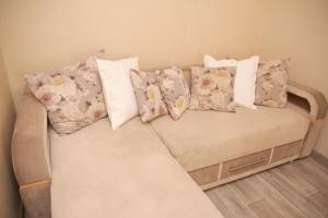 克麦罗沃Заречная 1-ая, 6的一张沙发,上面有几个枕头