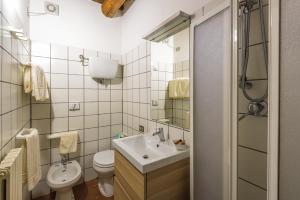 阿夸维瓦拉卡萨德雷昆尔齐酒店的一间带水槽和卫生间的浴室