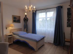 莱茵河畔威尔Pension Zur Rose的一间卧室设有一张床和一个窗口