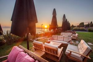 奥尔杜MAVİ MARİN BOUTIQUE HOTEL的海滩上的一组躺椅和遮阳伞