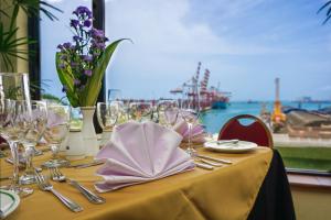 科伦坡东方大酒店的一张桌子,上面有眼镜和餐巾,享有海景