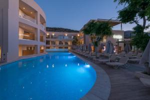 斯塔里斯Cactus Beach Hotel的夜间酒店的大型游泳池
