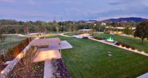 博洛尼亚维拉阿雷图斯酒店的享有公园的空中景致,设有大型场地