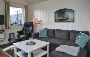 埃斯比约Pet Friendly Home In Esbjerg V With House Sea View的客厅配有沙发和桌子