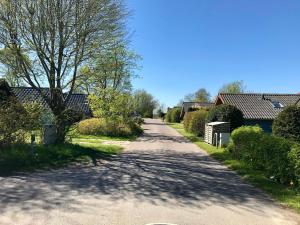 格吕克斯堡Ferienwohnung Michel的村里一条有房屋和树木的道路