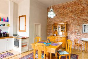 克卢日-纳波卡克卢日公寓的厨房配有木桌和砖墙