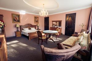 利沃夫Saban Deluxe的卧室配有一张床和一张桌子及椅子