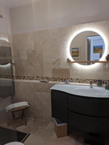 卢贝新城French Riviera Condo 4 Rent in Marina Baie des Anges的一间带水槽和镜子的浴室