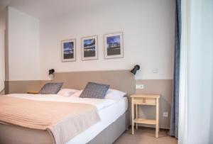 卡门尼乌杰兹德Resort-Restaurant Stilec的一间卧室配有两张床和一张边桌