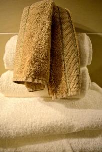 爱丁堡吉福德酒店的一堆毛巾堆在一堆毛巾上