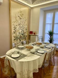都灵Re Vittorio的餐桌、白色桌布和椅子