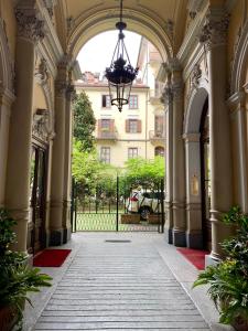 都灵Re Vittorio的建筑中带有门的拱门