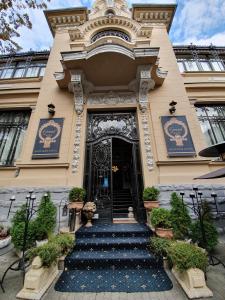 布加勒斯特格兰德精品酒店的一座建筑,设有通往门的楼梯