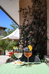 维塔罗多露米体酒​​店的桌子上放两杯葡萄酒