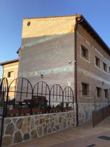 Aldea del FresnoApartamentos "Casa Rural de Aldea"的前面有门的大砖砌建筑