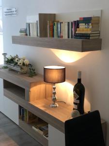 丰特-德彼德拉Apartamentos La Laguna的一张桌子、一盏灯和一瓶葡萄酒