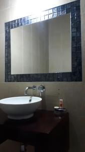 圣萨尔瓦多阿尔柏德苏诺斯酒店的一间带水槽和大镜子的浴室