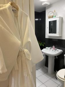 霍尔斯沃西Molesworth Arms Pyworthy的浴室设有白色的淋浴帘和水槽