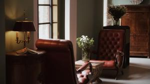 昆明昆明若安·对月楼酒店的客厅配有椅子和花瓶