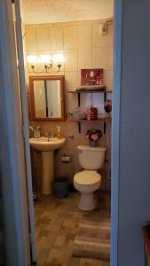 圣胡安Saint Tropez的一间带卫生间和水槽的浴室