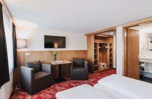 沃瑟姆阿尔伯格阿德勒酒店的酒店客房,配有一张床、一张桌子和椅子
