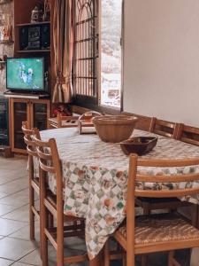 利马索尔Agridia View House的餐桌和桌布