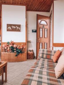 利马索尔Agridia View House的一间卧室配有一张床和一扇木门