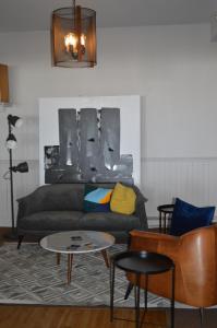 库德尔岛凯普奥克斯皮尔斯酒店的客厅配有沙发和桌子