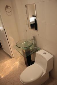 图斯特拉古铁雷斯Hotel Calle8的一间带卫生间和玻璃水槽的浴室