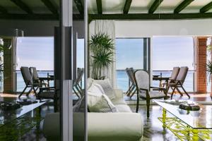 多列毛利诺斯Apartamento Playa Centro Vistas Mar的客厅配有沙发和桌椅