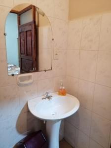 苏克雷Casa Treveris - Non profit Hostel的浴室设有白色水槽和镜子