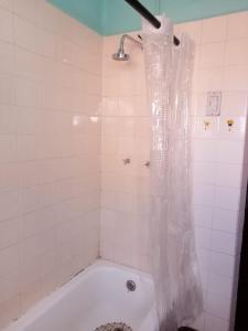 Casa Treveris - Non profit Hostel的一间浴室