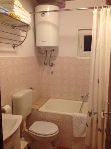 莫鲁纳特Apartment Iva - with nice view的浴室配有卫生间、浴缸和水槽。