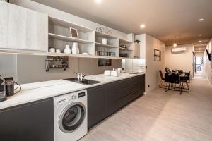朗塞斯顿Central city apartment的厨房配有洗衣机和烘干机
