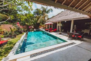 Maylie Bali Villa内部或周边的泳池