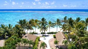 拉罗汤加Motu Beachfront Art Villas的享有棕榈树和海洋度假村的空中景致