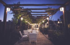 圣拉斐尔La Finca Multiespacio的庭院配有椅子和一个带灯的凉亭。